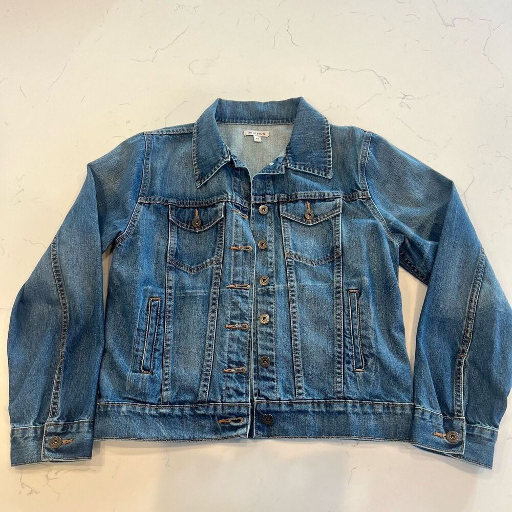 Albion Fit Morgan Classic Denim Jacket Women’s Size M‎